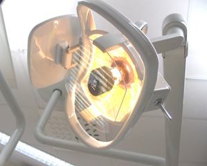 ven tandlkaren har en lampa med parabolisk reflektor.