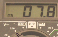 voltmeter inställd på område 200 visar 07.8