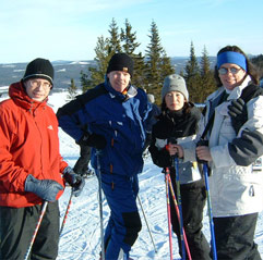 Ungdomar som åker skidor.